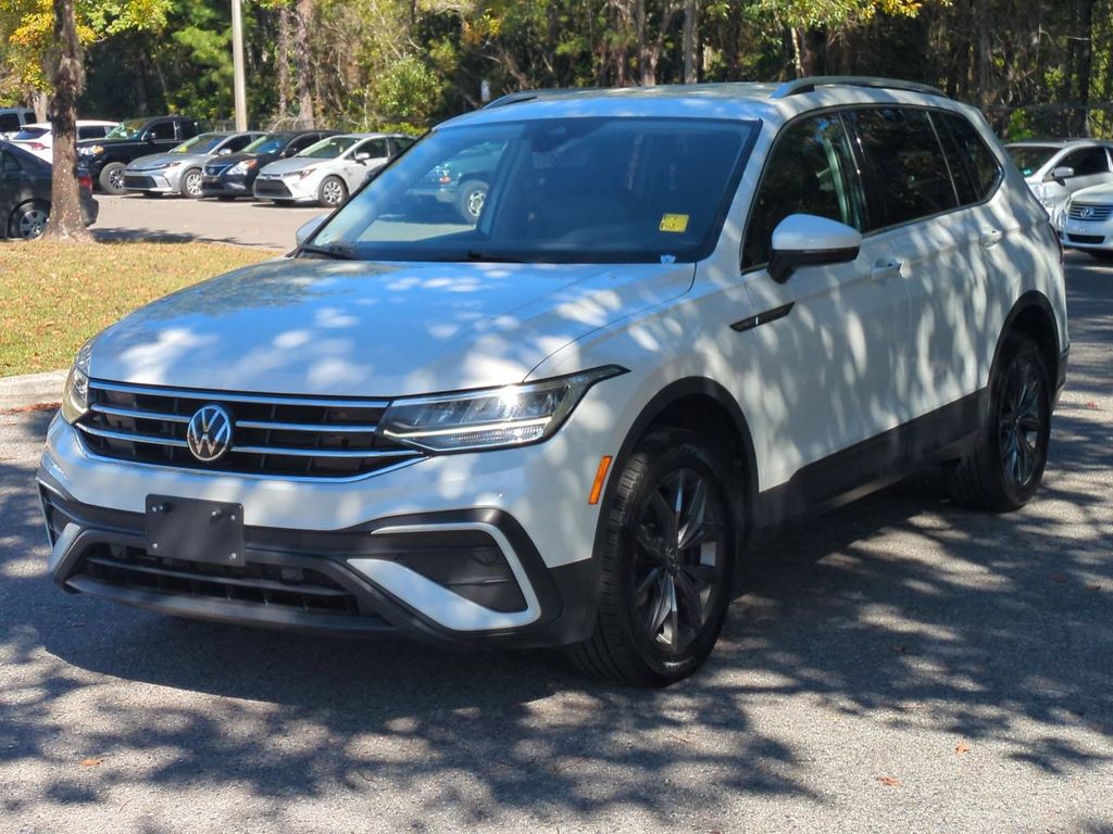 2023 Volkswagen Tiguan SE's photo