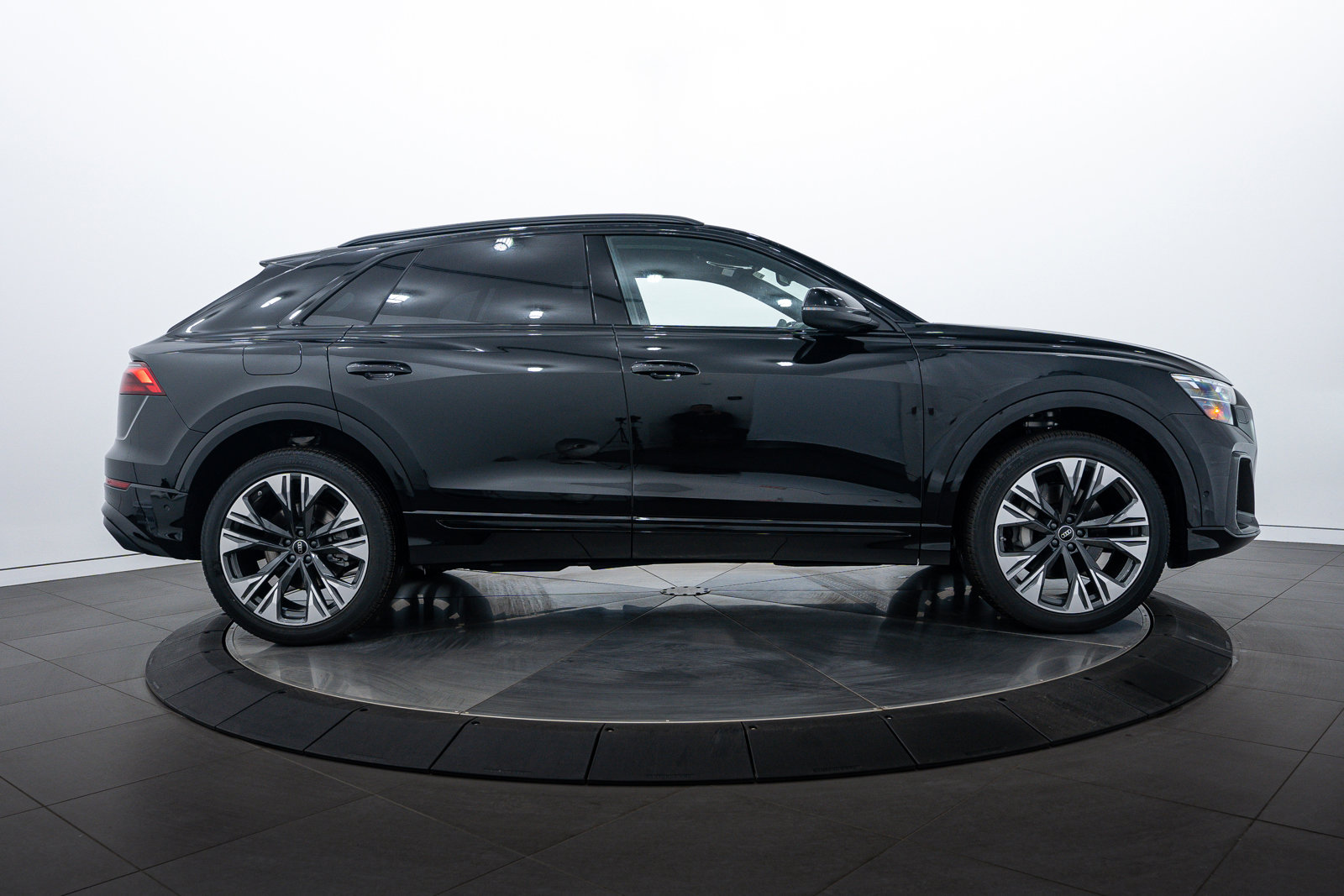 2025 Audi Q8 Premium Plus photo 2