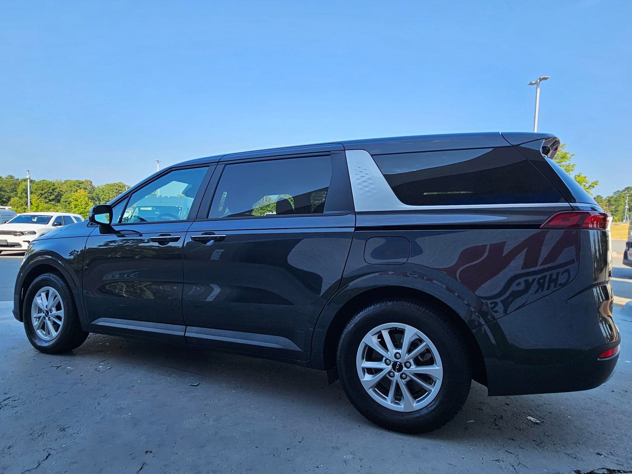 2023 Kia Carnival LX photo 3