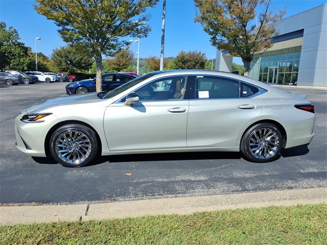 2025 Lexus ES 350 Ultra Luxury photo 2