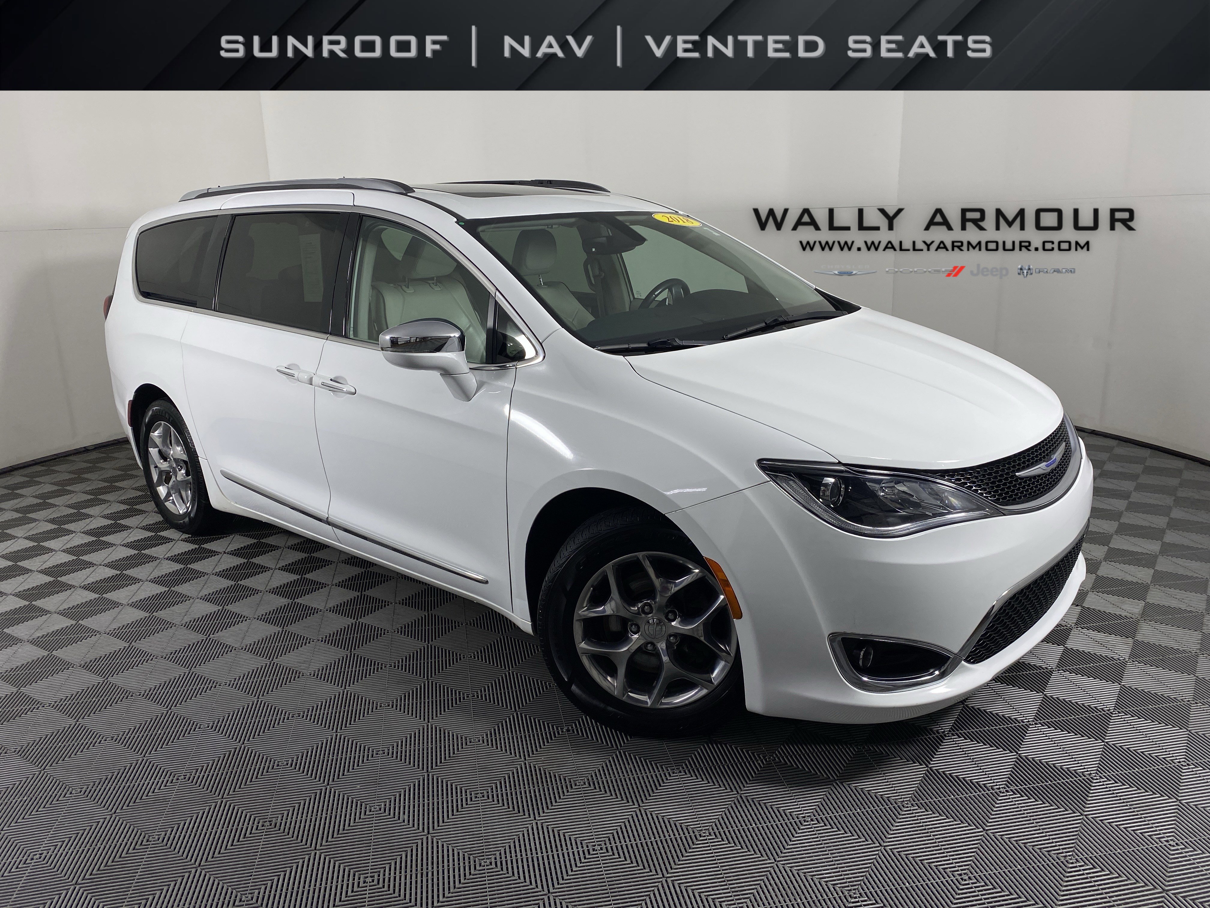 2018 Chrysler Pacifica Limited's photo