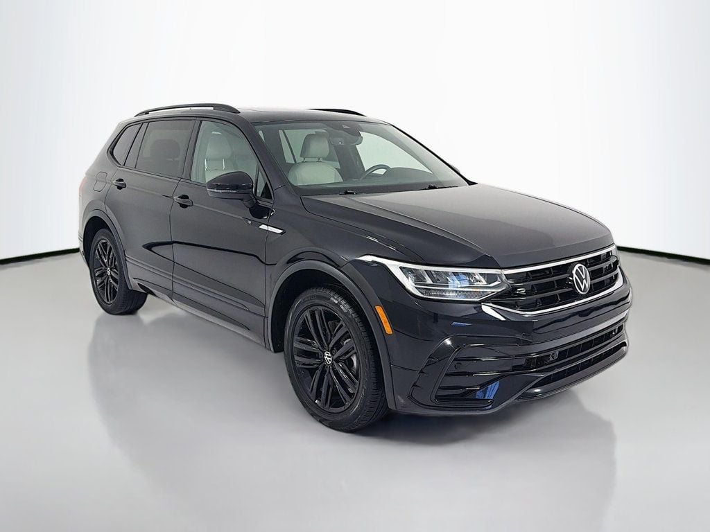 2022 Volkswagen Tiguan SE R-LINE BLACK's photo