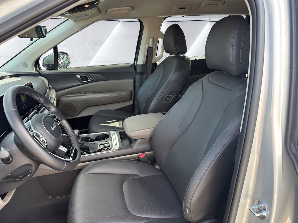 2025 Kia Carnival EX photo 8
