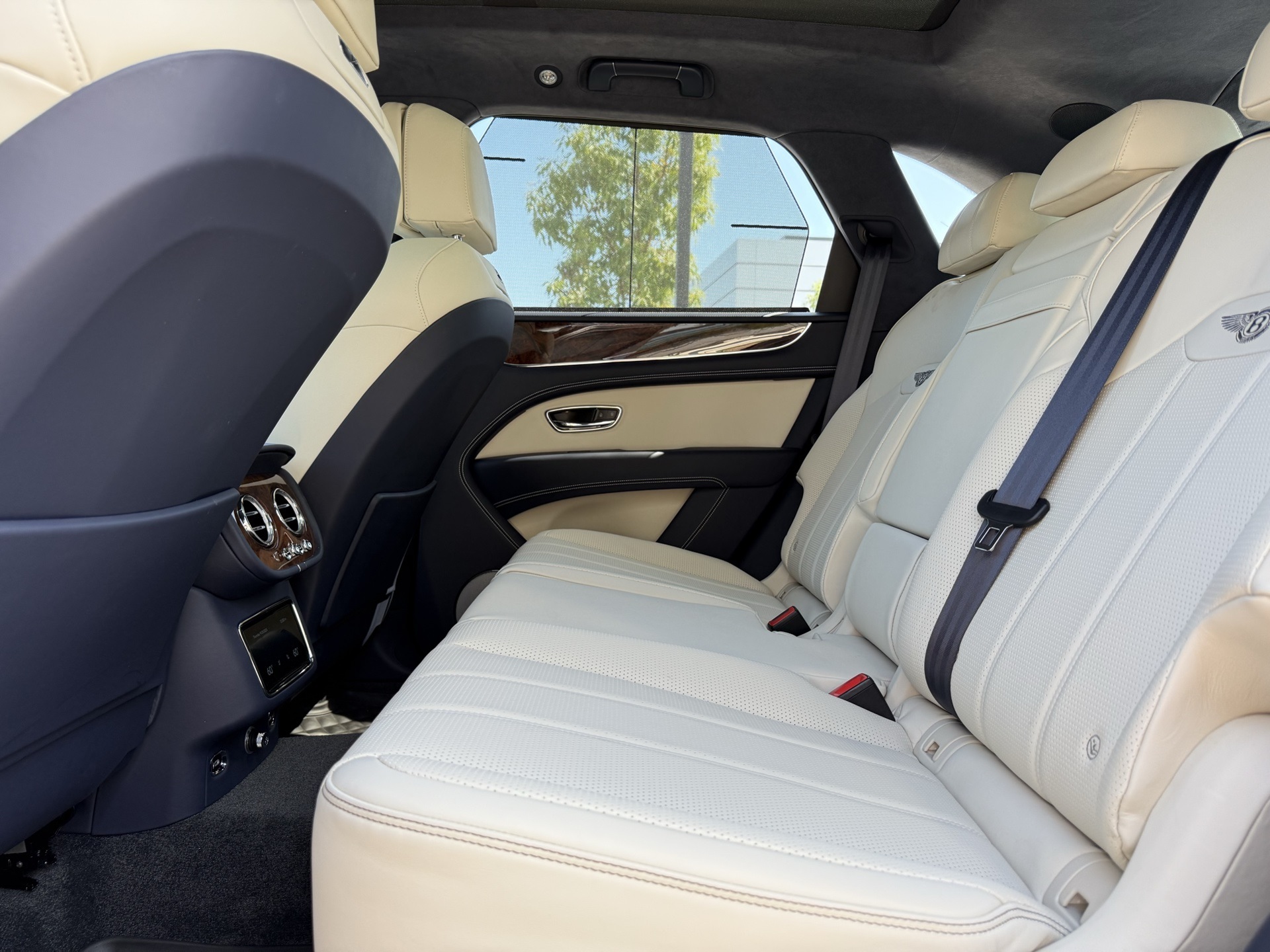 2024 Bentley Bentayga V8 photo 29