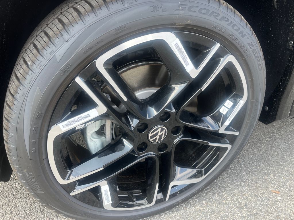 2025 Volkswagen Tiguan SEL R-Line Black photo 2