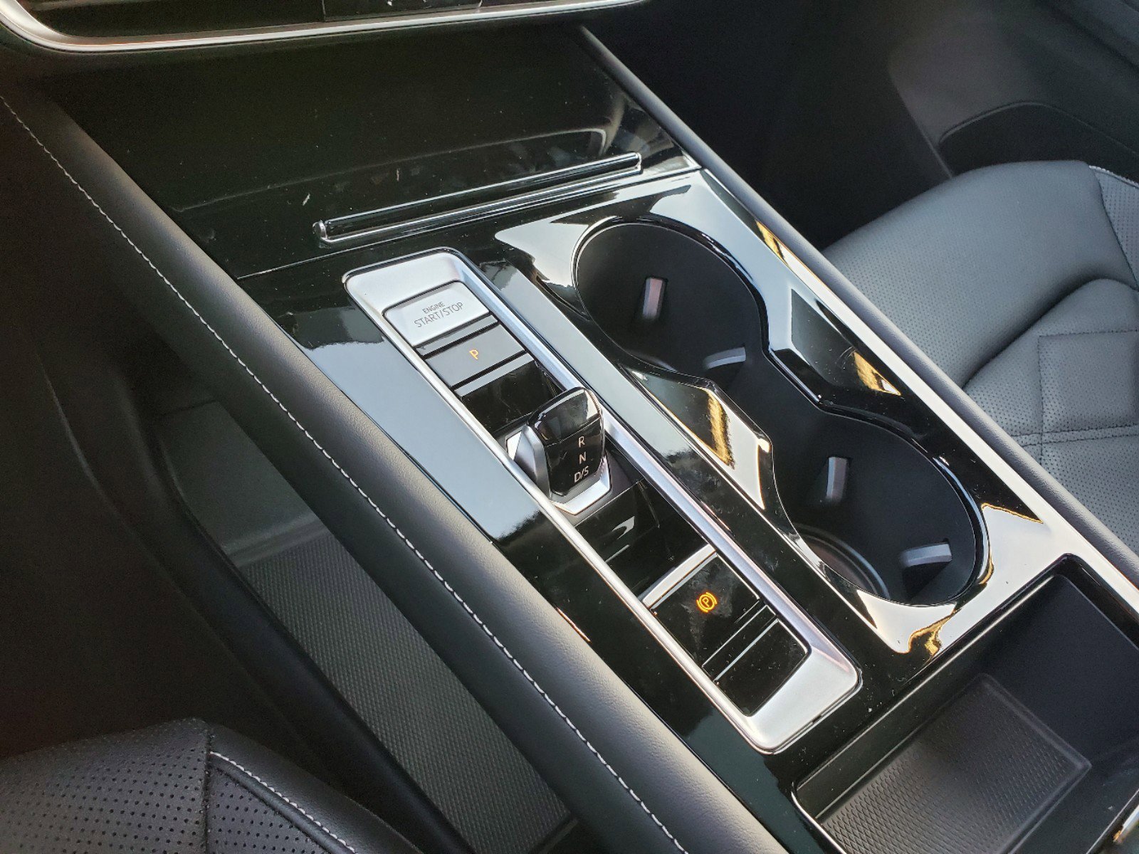 2025 Volkswagen Atlas SE Technology photo 8