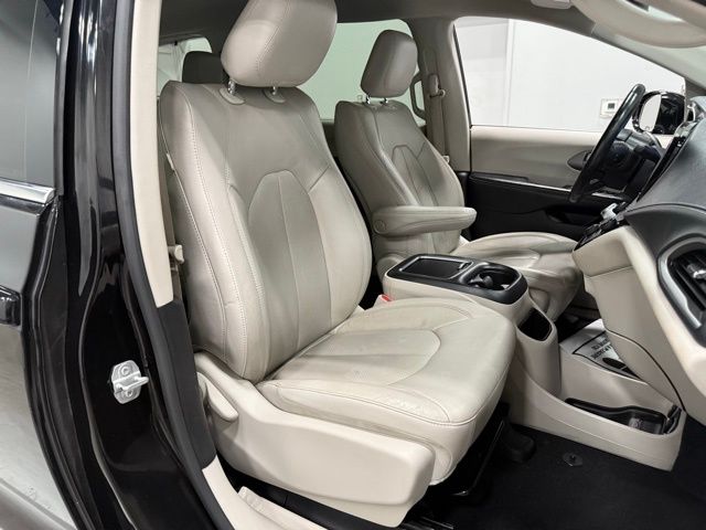 2021 Chrysler Pacifica Touring L photo 32