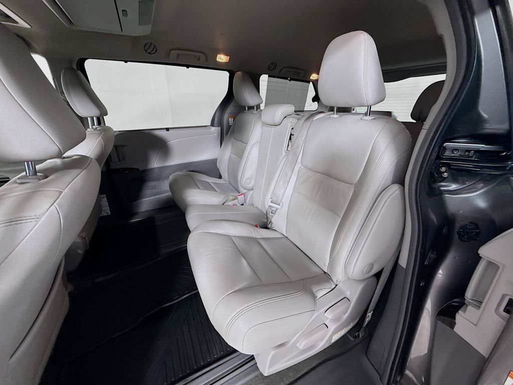 2018 Toyota Sienna XLE Premium photo 24