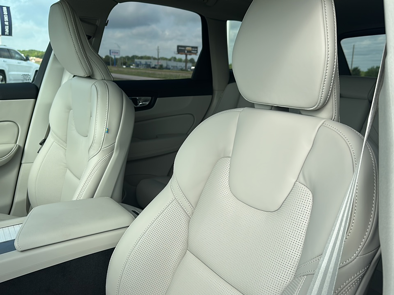 2026 Volvo XC60 T8 photo 3