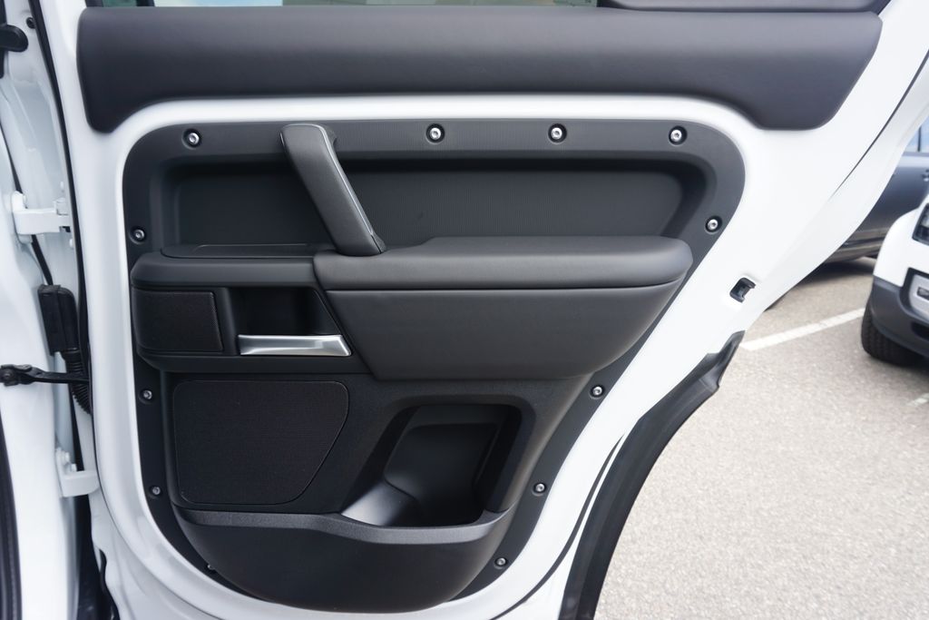 2025 Land Rover Defender 130 X-Dynamic SE photo 24