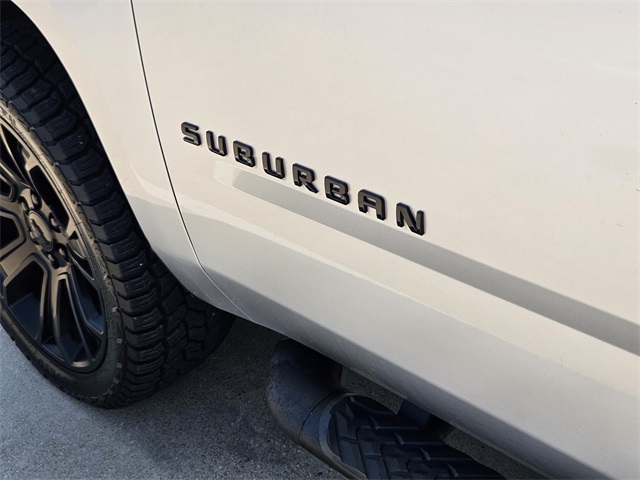 2019 Chevrolet Suburban LT photo 4