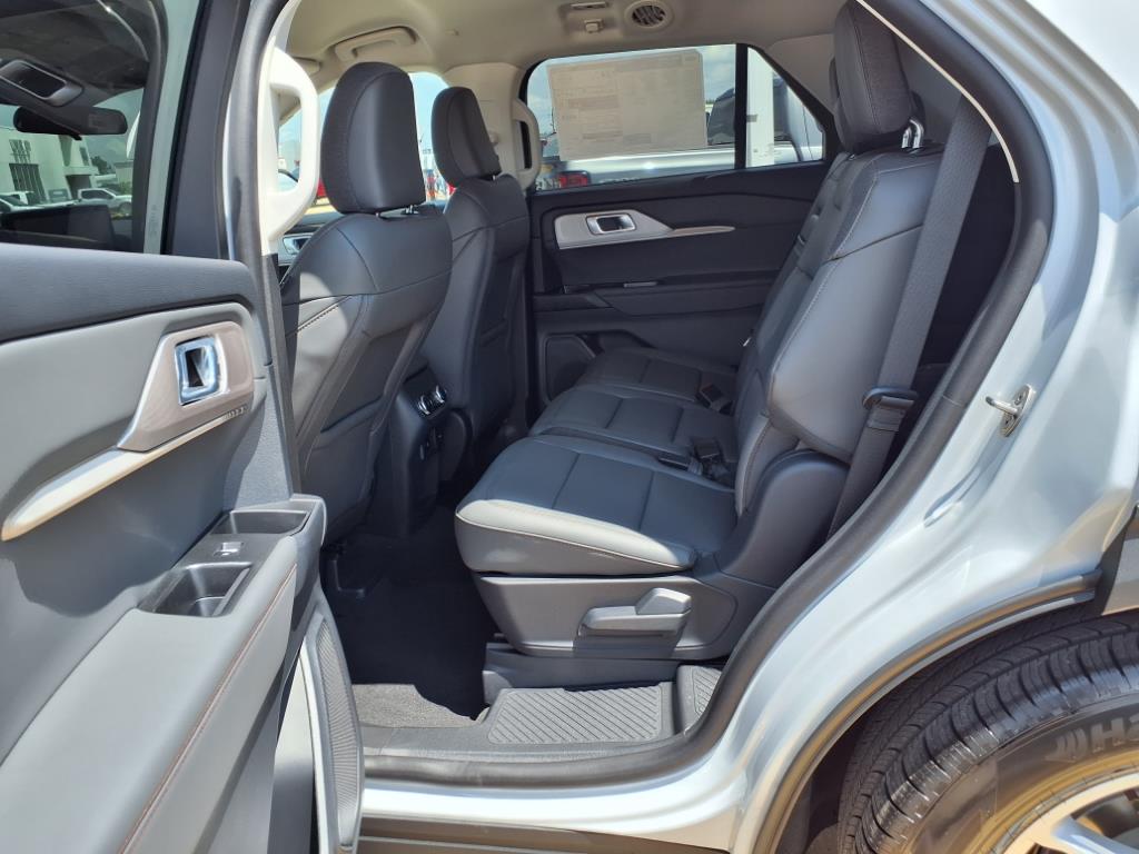 2025 Ford Explorer photo 15