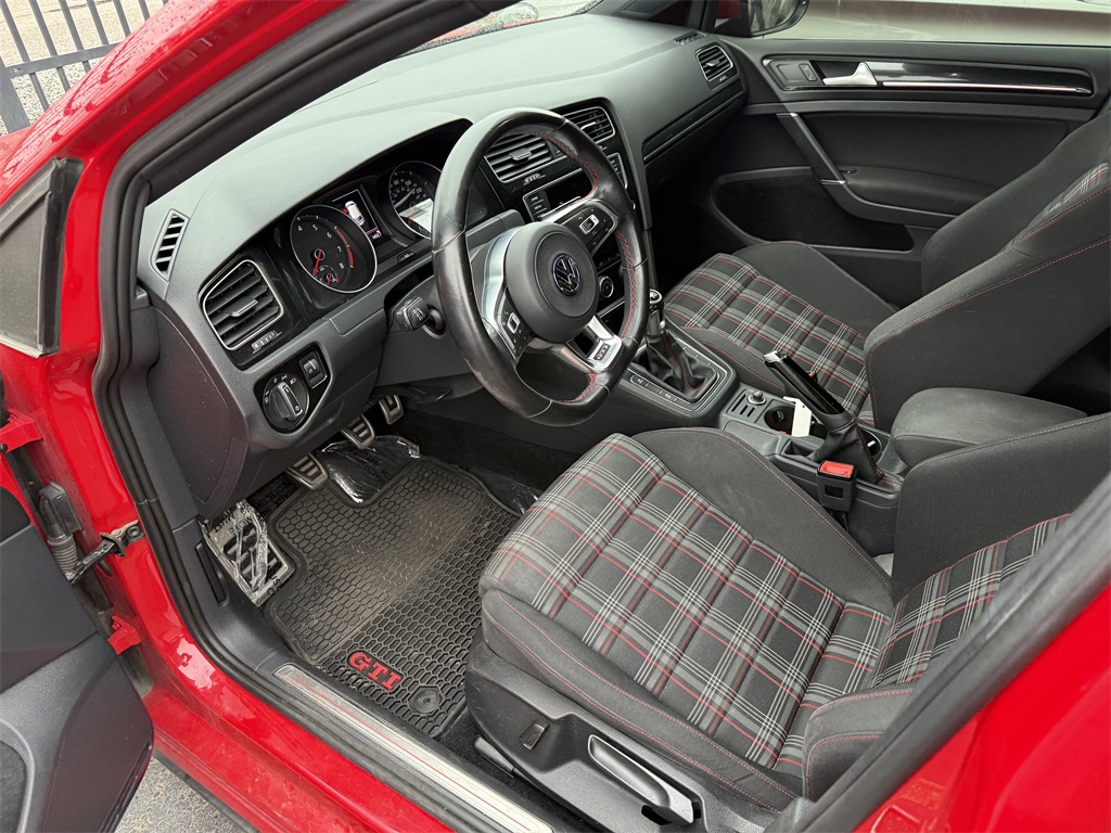 2017 Volkswagen Golf GTI S photo 2