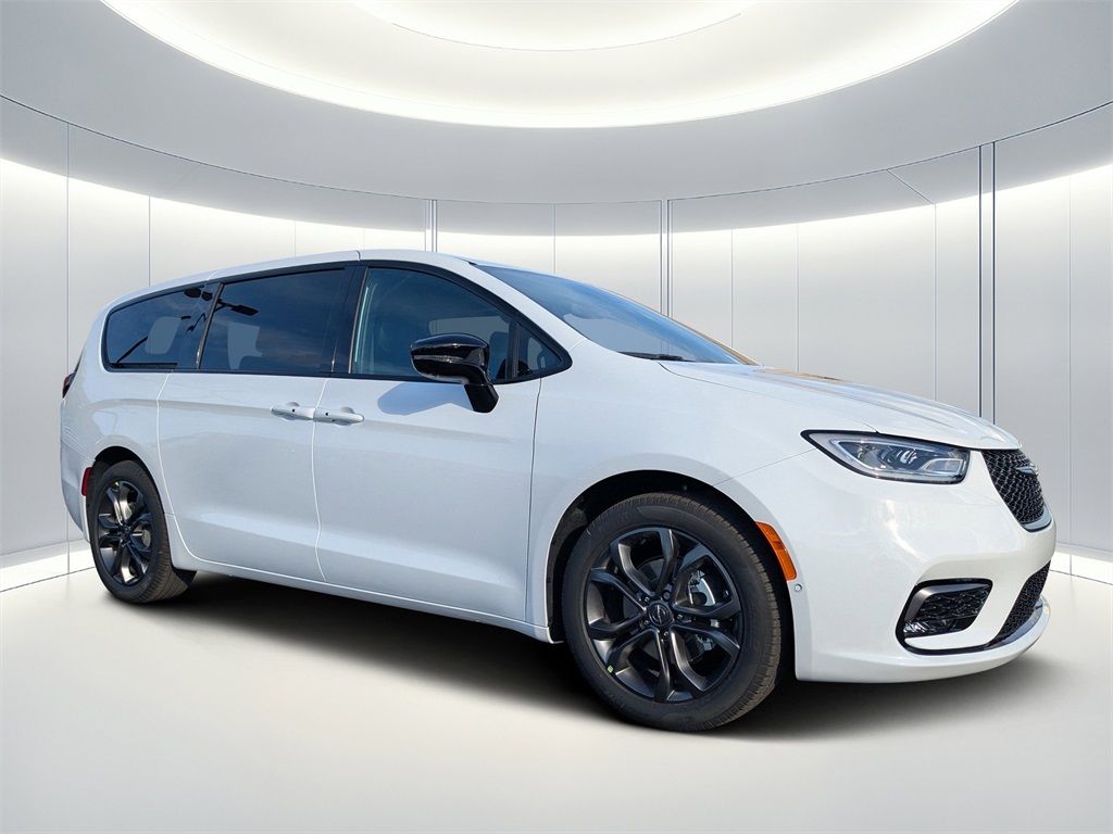 2026 Chrysler Pacifica Select's photo
