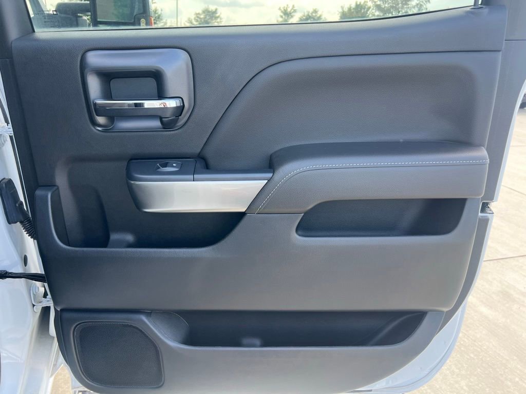 2023 Chevrolet Silverado 5500HD LT photo 21