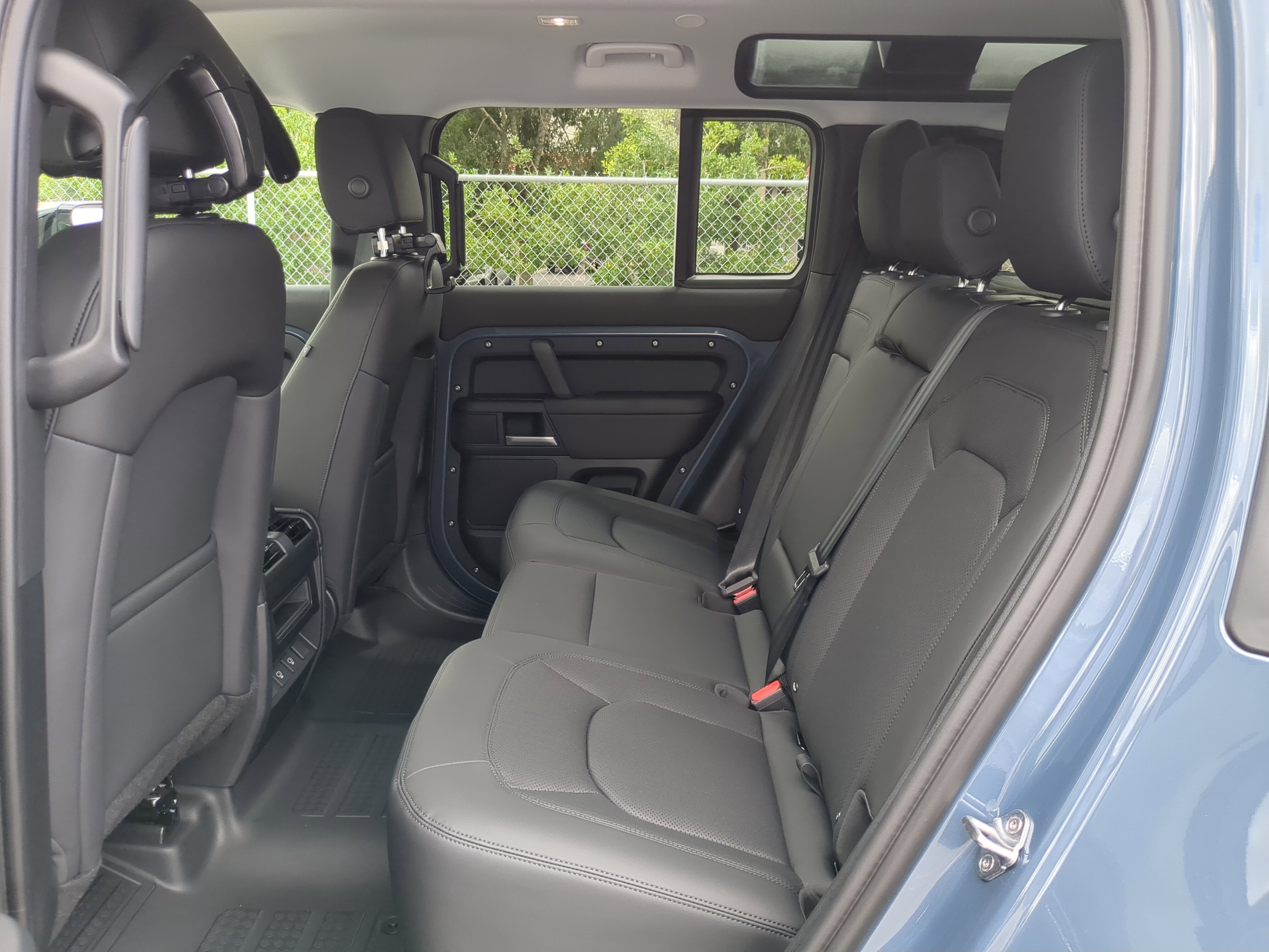 2025 Land Rover Defender 110 S photo 3