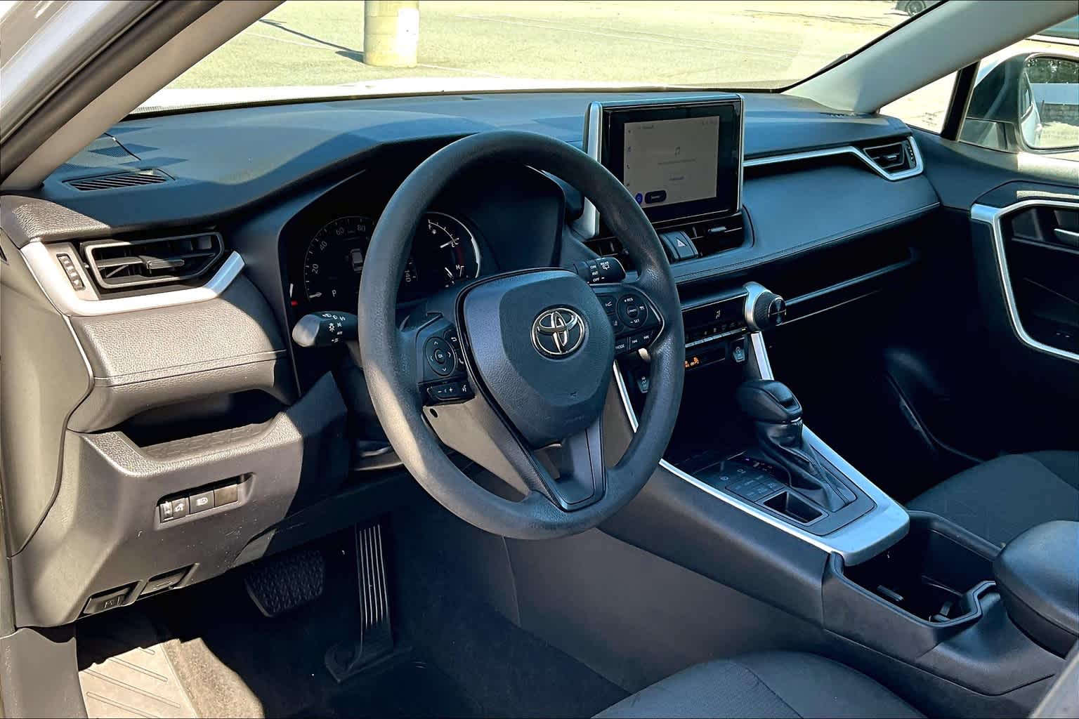 2023 Toyota RAV4 XLE photo 16