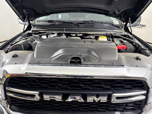 New 2024 Diamond Black Crystal Pearl-Coat Exterior Paint RAM Tradesman image 28