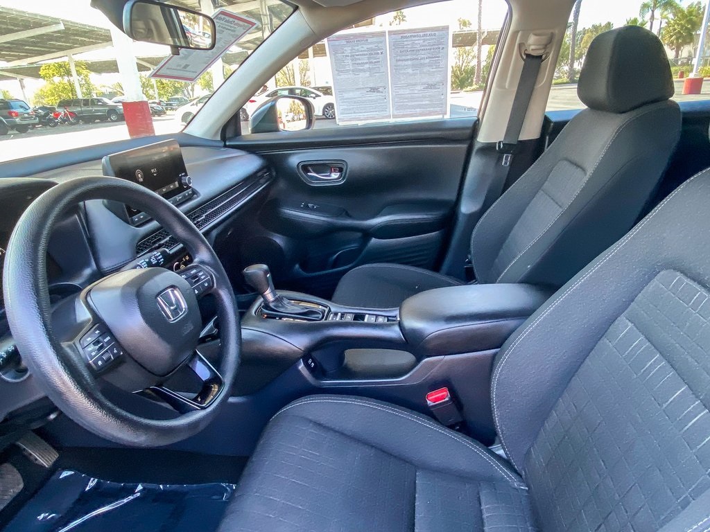 2025 Honda HR-V LX photo 16