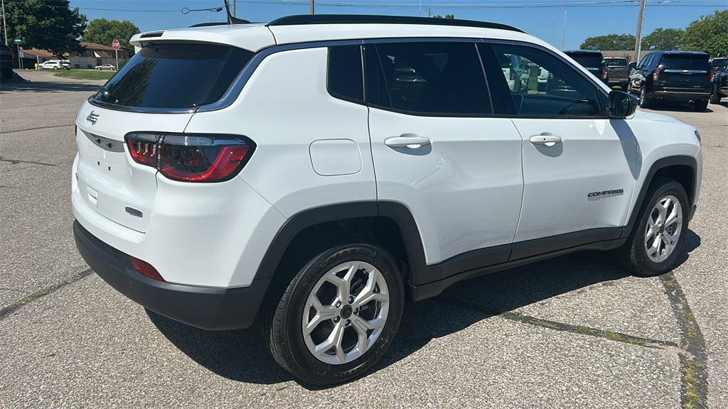 2025 Jeep Compass Latitude photo 3