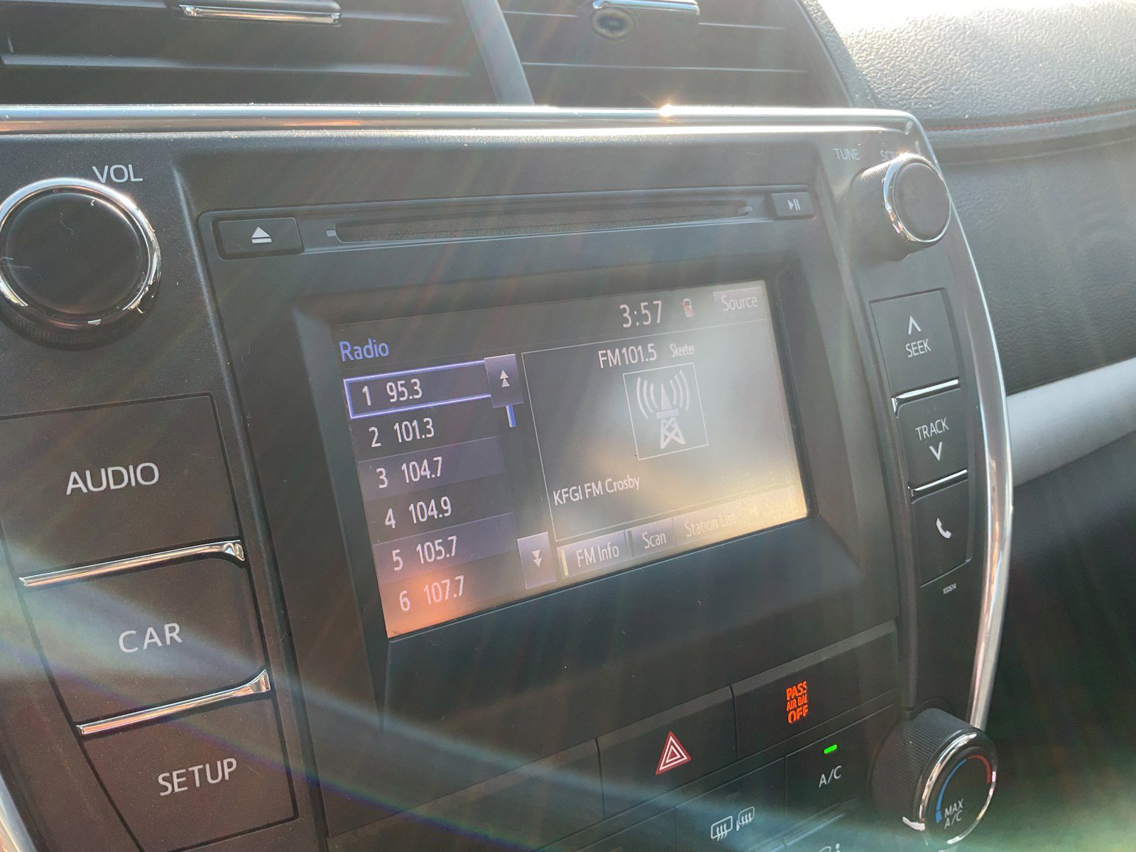 2016 Toyota Camry SE photo 26