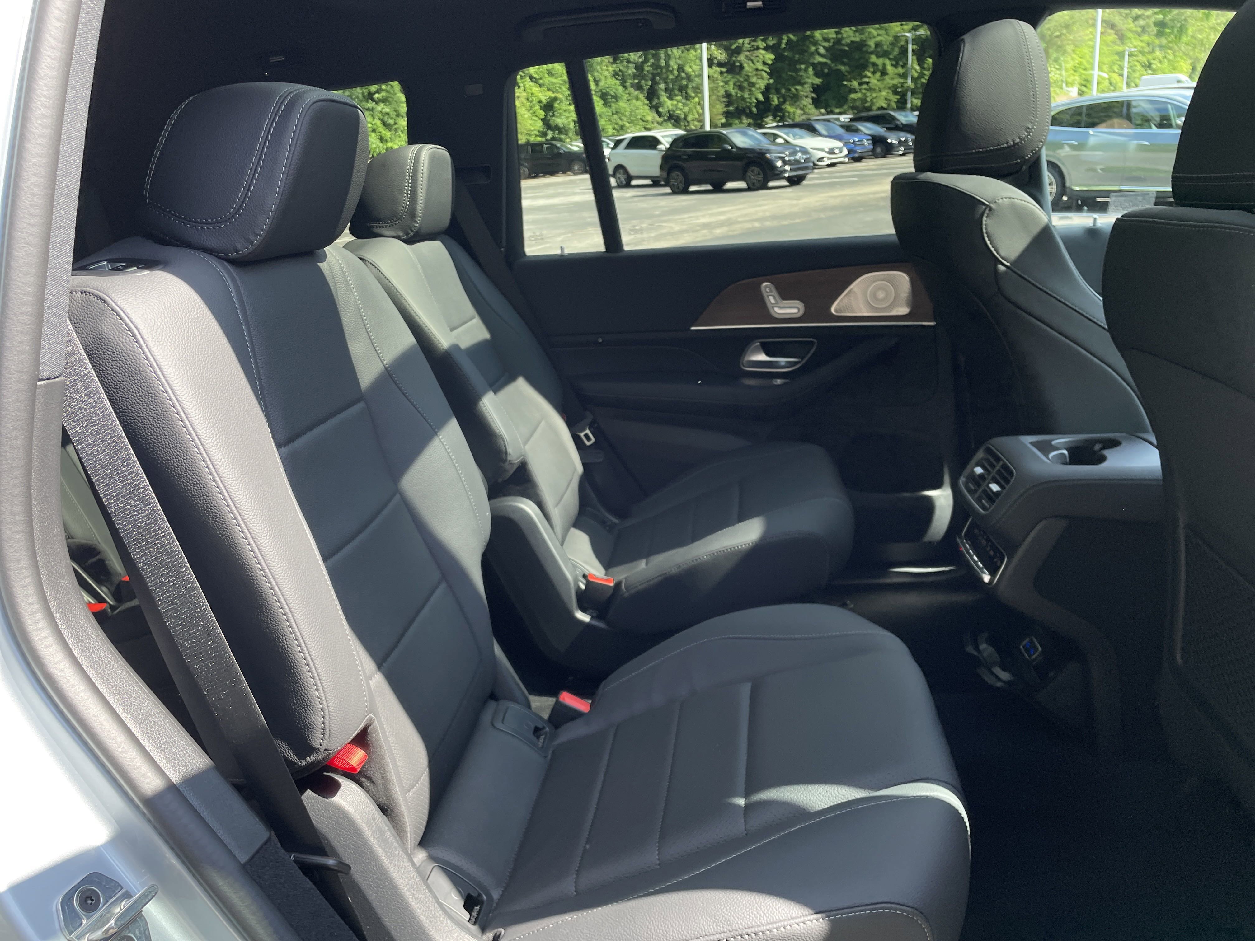 2025 Mercedes Benz GLS 450 4MATIC photo 2