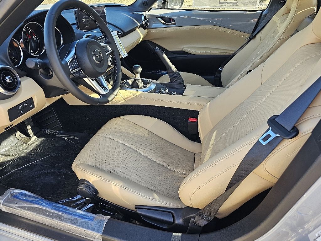 2025 Mazda MX-5 Miata Miata RF Grand Touring photo 16