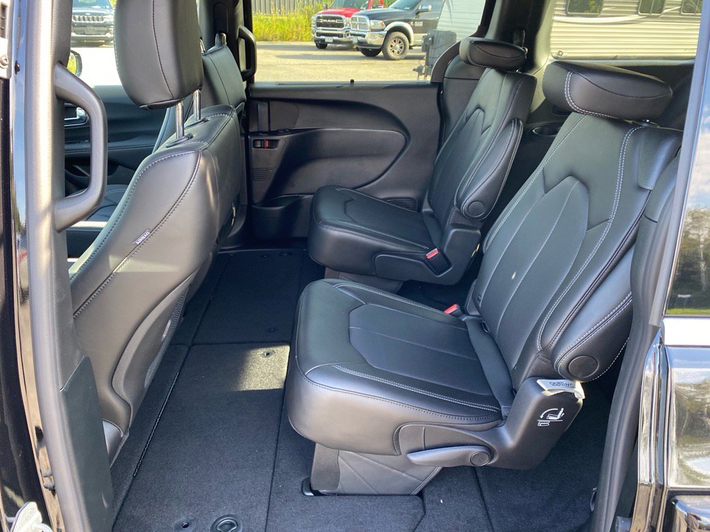 2026 Chrysler Voyager LX photo 9
