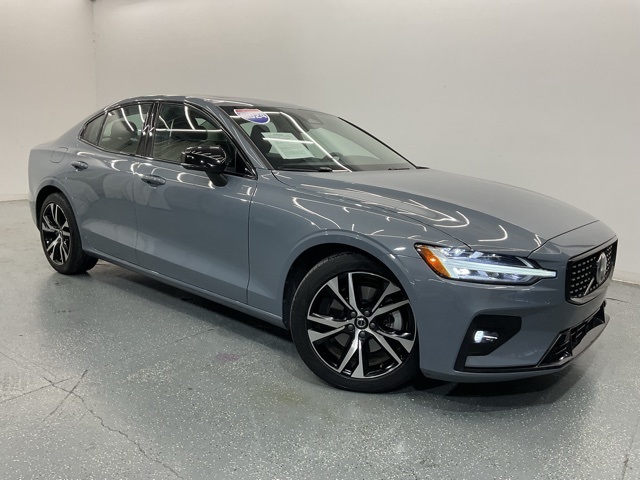 Used 2024 Gray Volvo B5 Core Dark Theme image 2