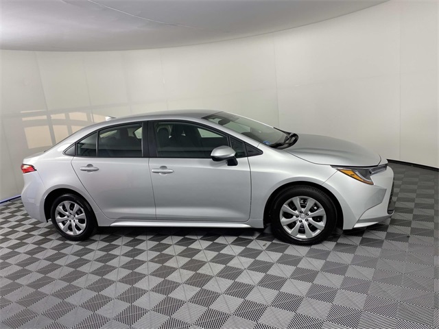 2025 Toyota Corolla LE photo 8