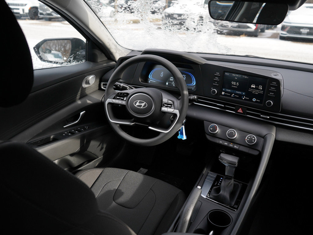 2025 Hyundai Elantra SE photo 11