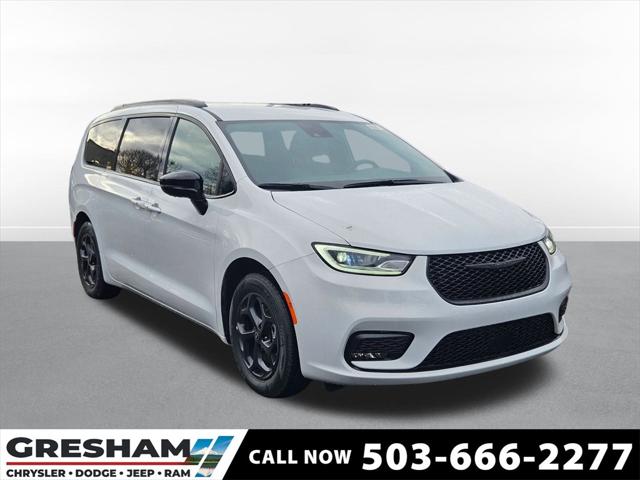 2026 Chrysler Pacifica PHEV Select's photo