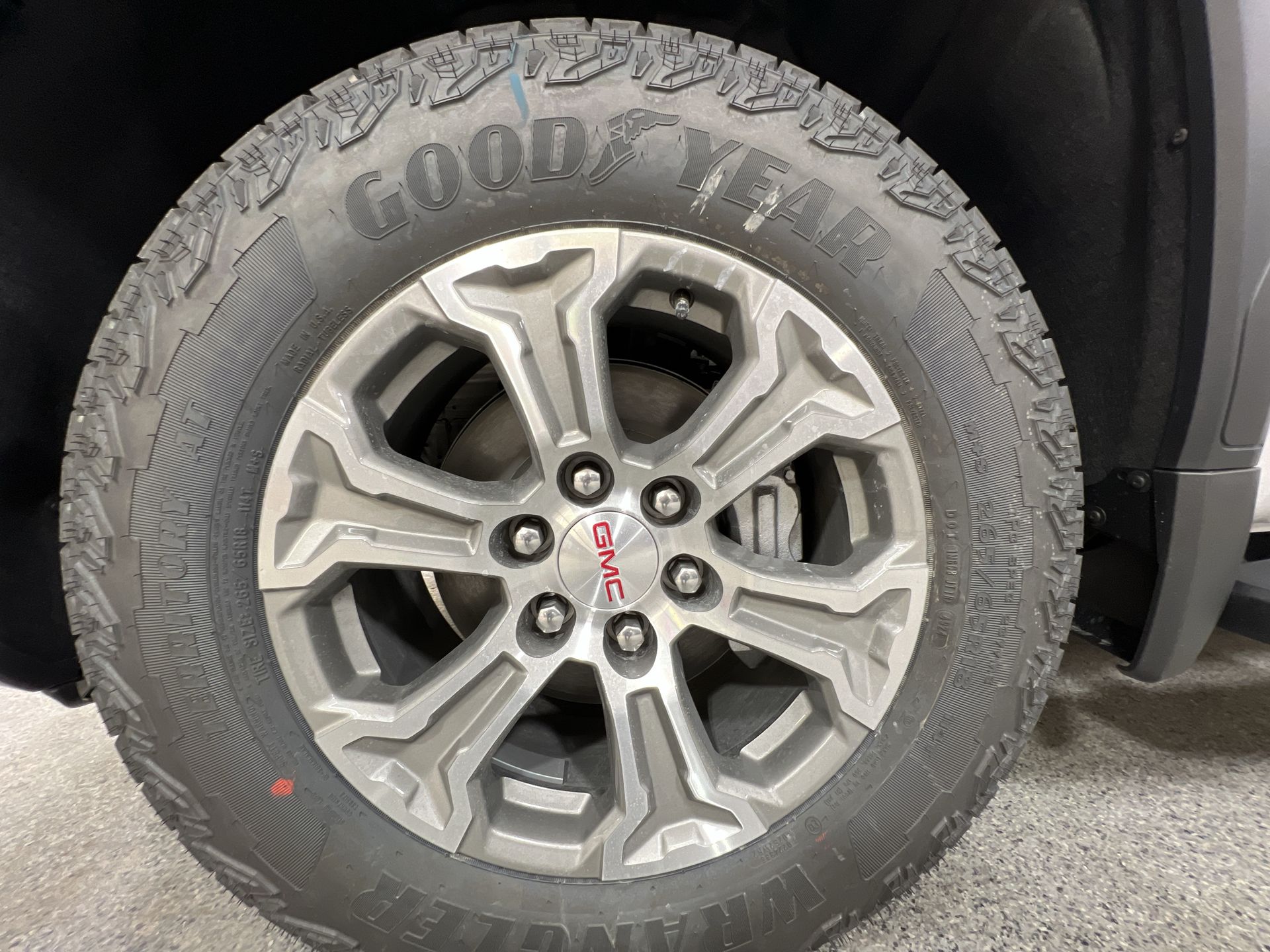 New 2025 White Frost Tricoat GMC SLT image 93