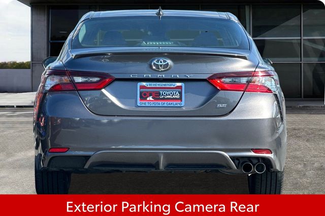 2022 Toyota Camry SE photo 3