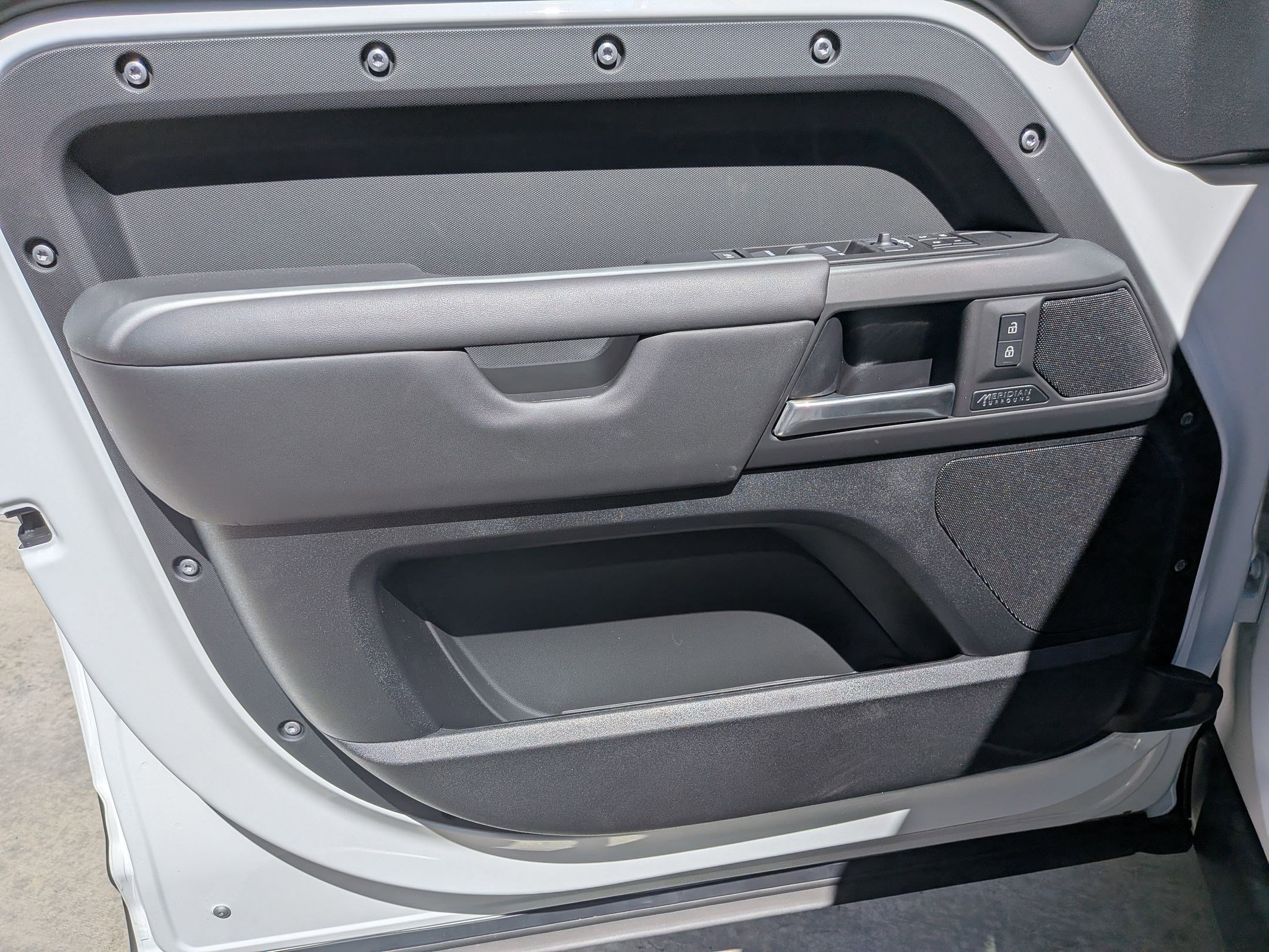 2025 Land Rover Defender 110 X-Dynamic SE photo 12
