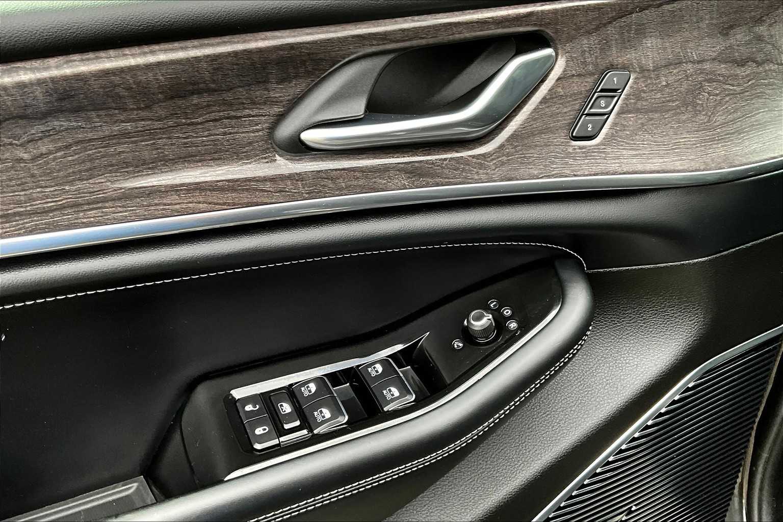 2022 Jeep Grand Cherokee Overland photo 30