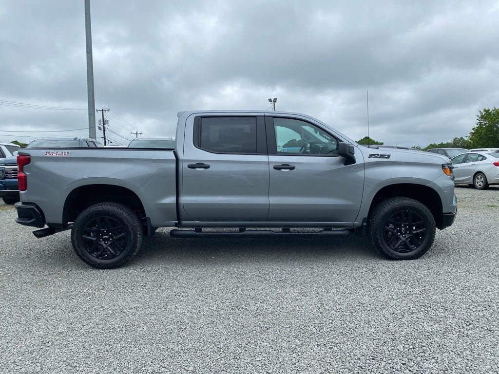 2025 Chevrolet Silverado 1500 Custom photo 2