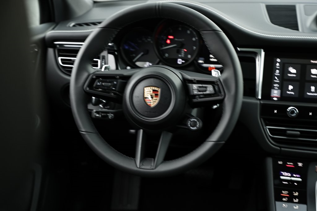 2025 Porsche Macan T photo 29