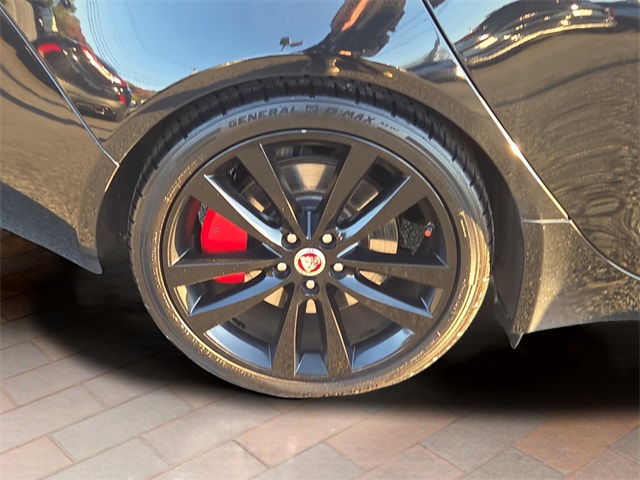 2017 Jaguar XE Prestige photo 4