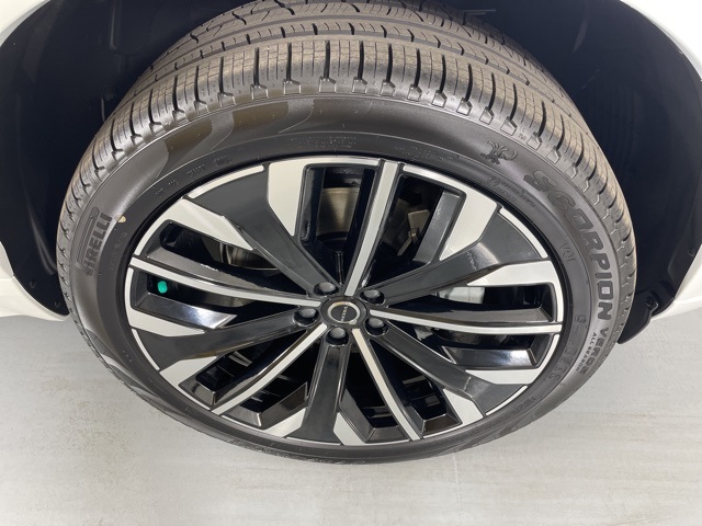 2025 Volvo XC90 B5 AWD Plus photo 11