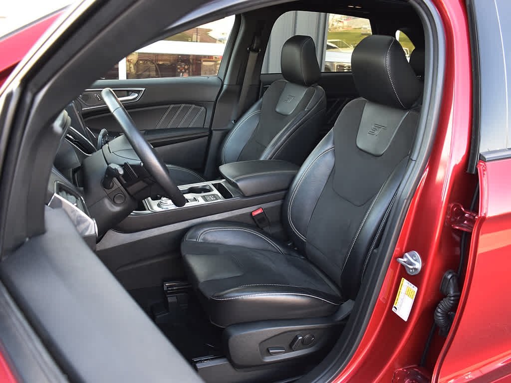 2022 Ford Edge ST photo 2