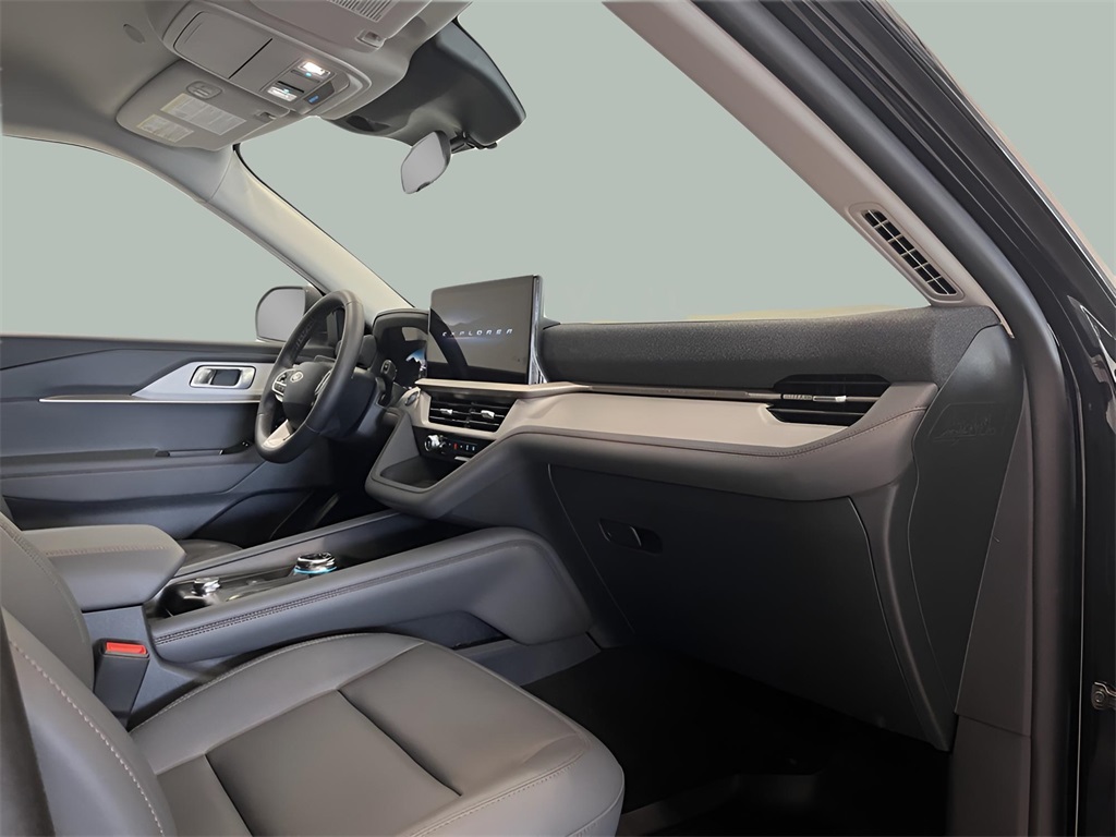 2025 Ford Explorer photo 27