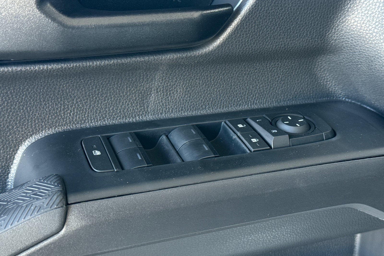 2025 Toyota Tacoma SR5 photo 12