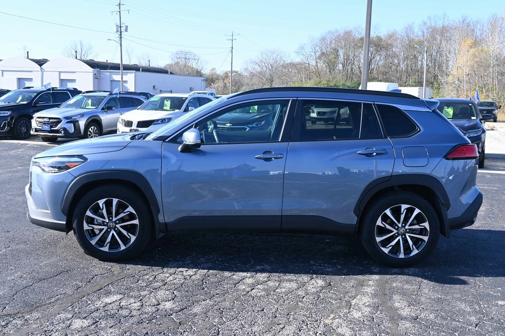2024 Toyota Corolla Cross XLE photo 2
