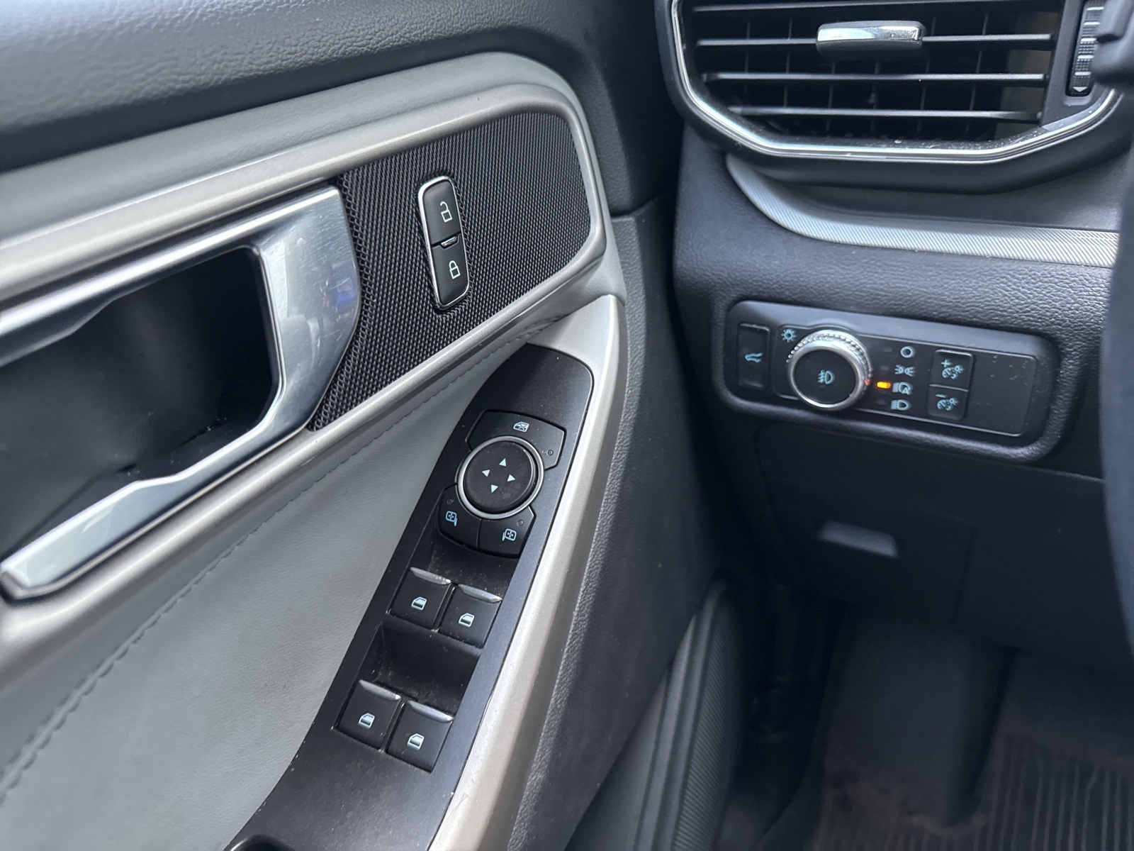 2022 Ford Explorer XLT photo 28