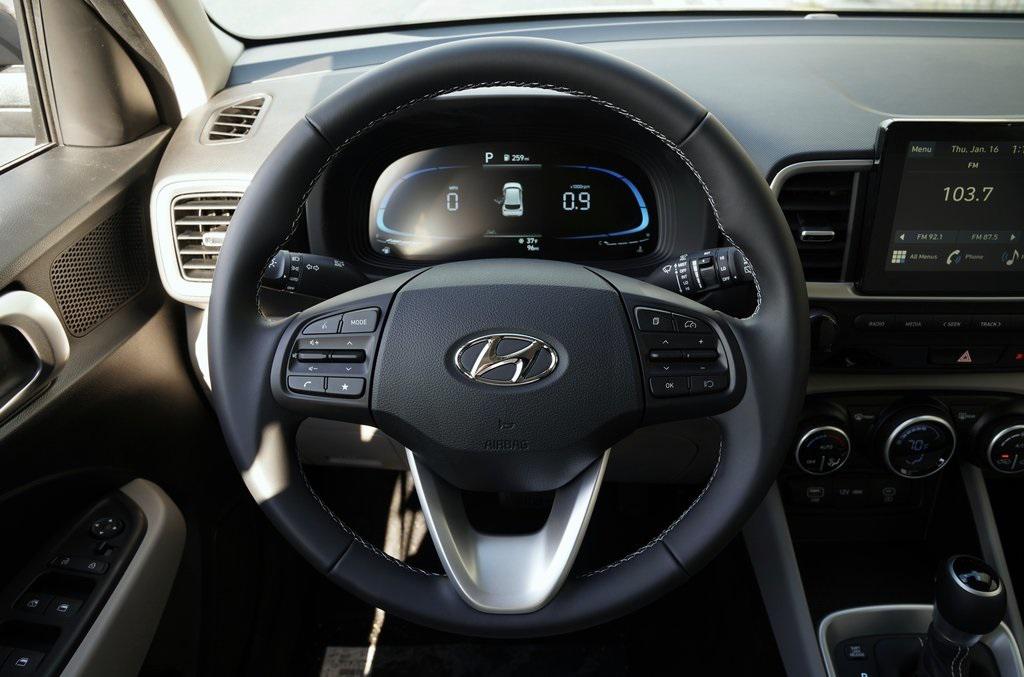 2025 Hyundai Venue SEL photo 11