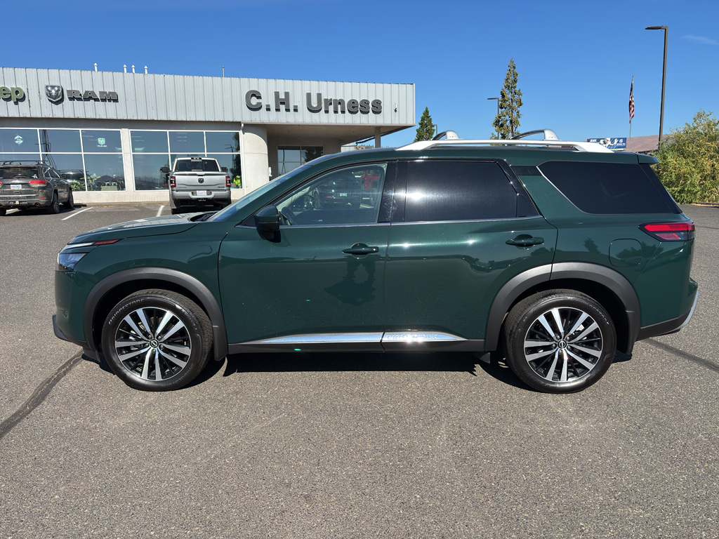 2025 Nissan Pathfinder Platinum's photo