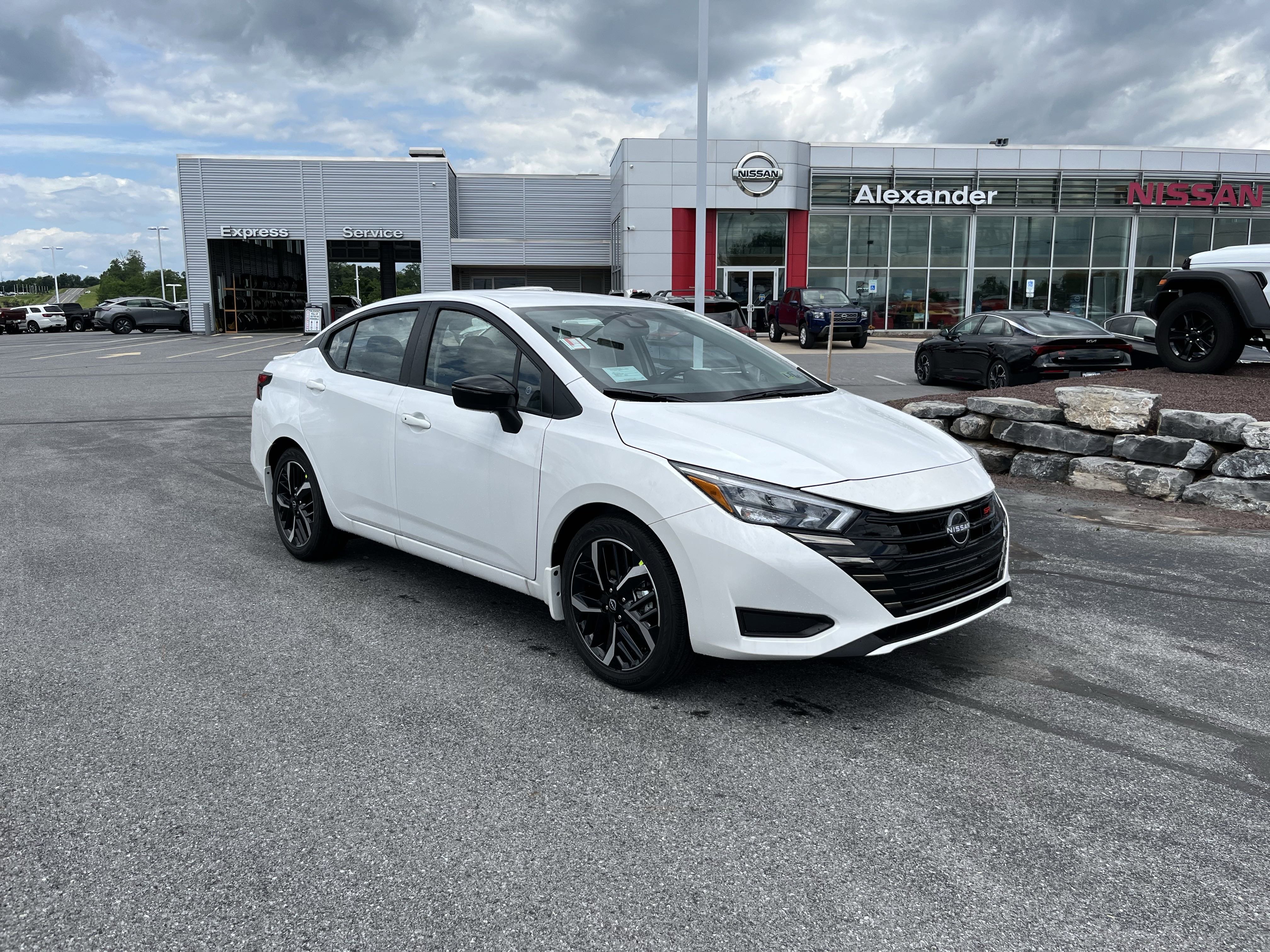 2025 Nissan Versa Sedan SR's photo