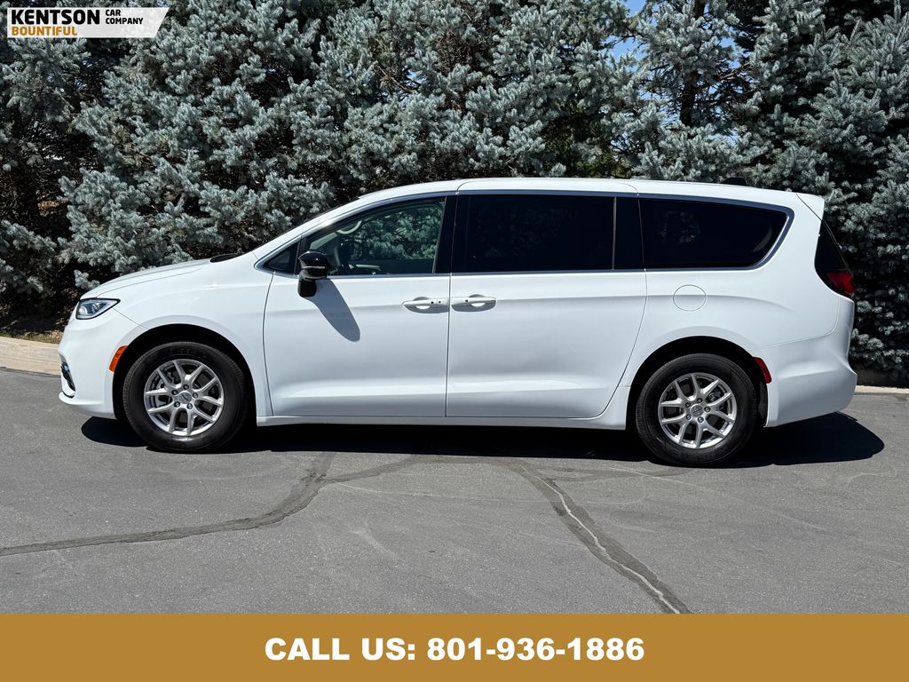 2024 Chrysler Pacifica Touring L photo 4