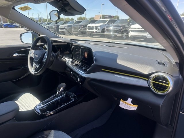 2025 Chevrolet Trax LT photo 16